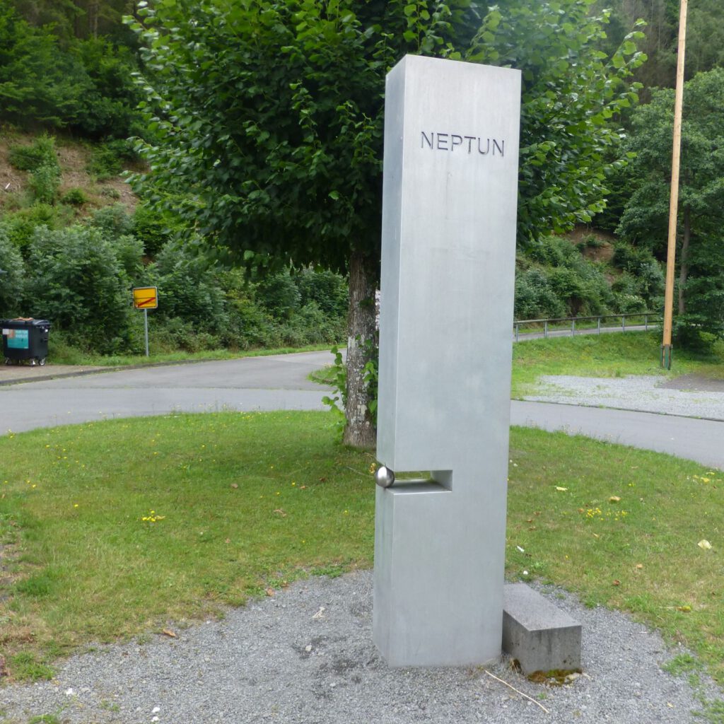 Stele Neptun am Kosmosradweg in Niederstadtfeld