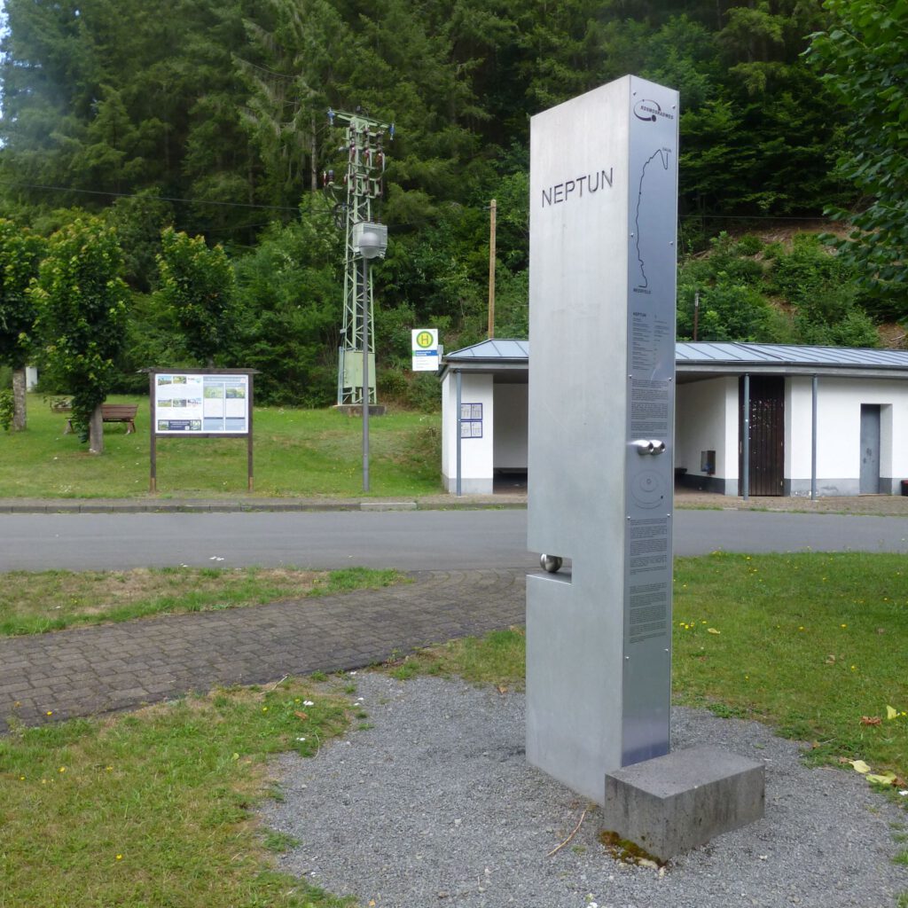 Stele Neptun am Kosmosradweg in Niederstadtfeld