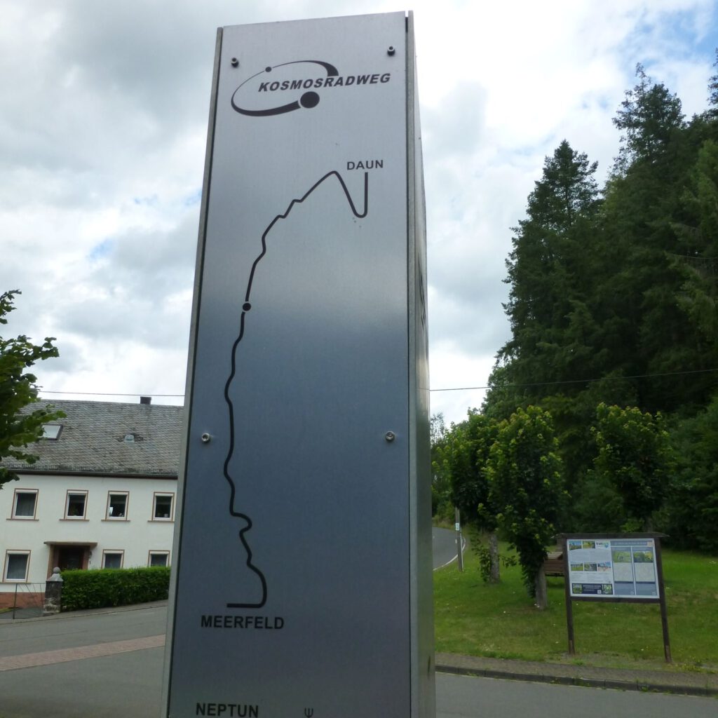 Stele Neptun am Kosmosradweg in Niederstadtfeld