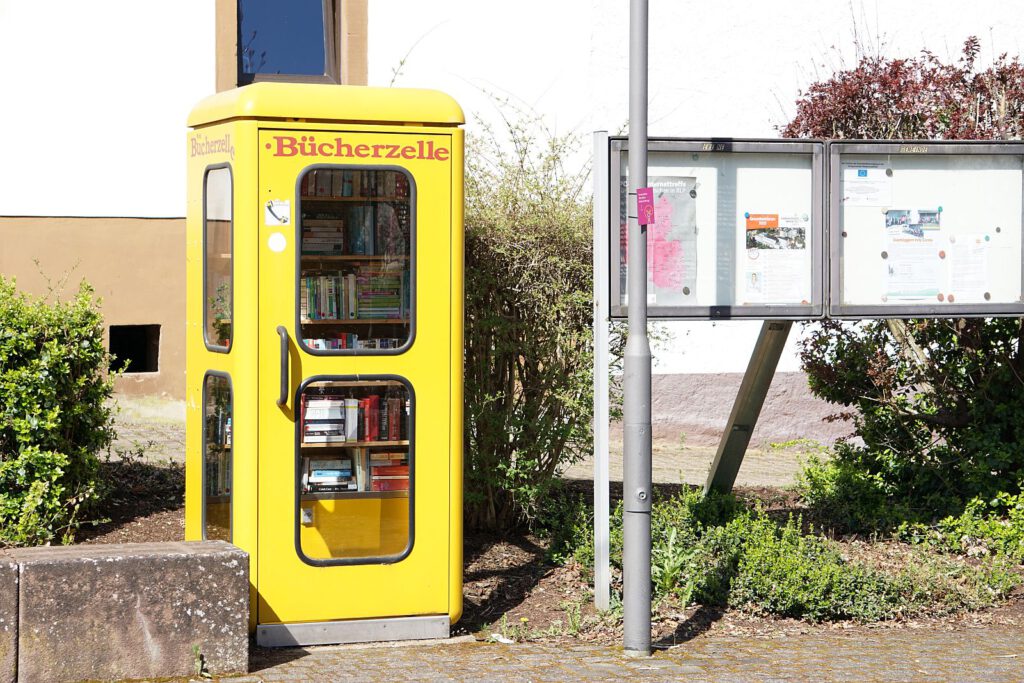 Bücherzelle auf dem Dorfplatz