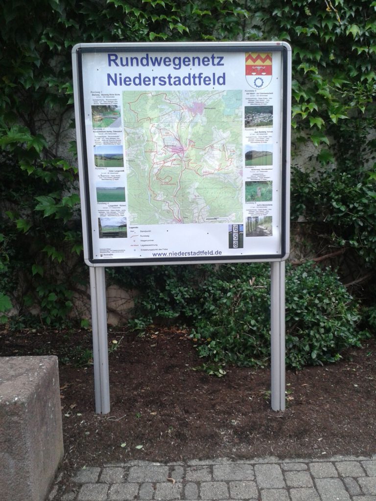 Tafel mit Wanderkarte Niederstadtfeld