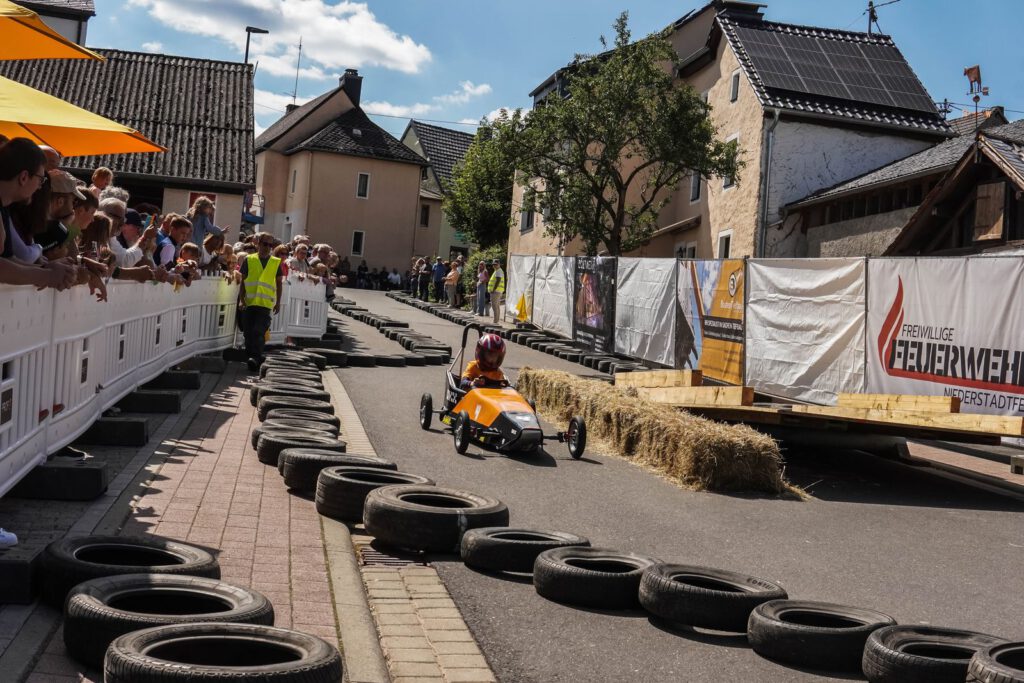 Seifenkistenrennen in Niederstadtfeld am 23./24.8.25